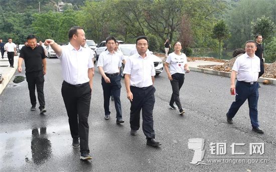 在江口两河口、梵净小城，陈昌旭、皮贵怀要求要合理利用空间，做好周边统一规划，优化停车场建设，高质量抓好环境整治、业态布局，有效提升江口县城品质品位