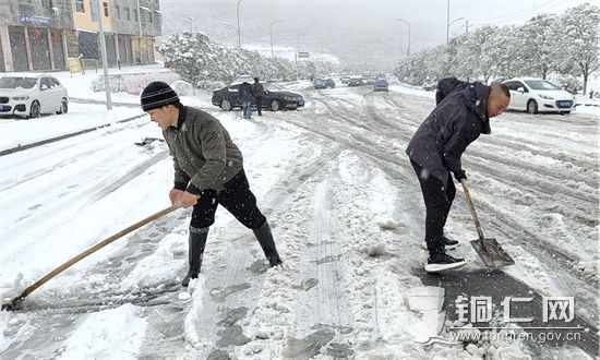 除雪保畅通  bat365官网登录下载_365彩票官方下载手机_365bet大陆华人的网站高新区城管在行动