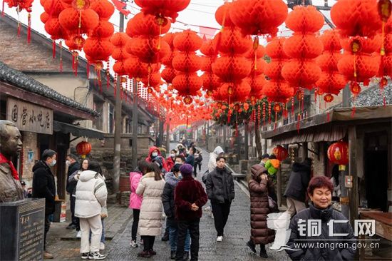 游客们在“那个年代一条街游玩，彭俊摄