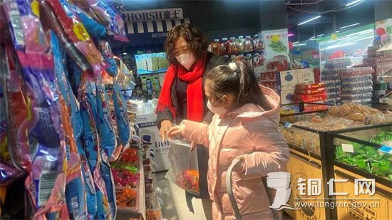 岳跃妈妈带着外甥女在超市购物 游静摄