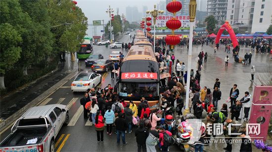 外出务工人员等候乘车。 张洪全 摄